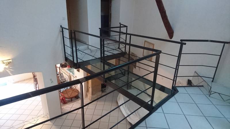 Création de garde corps intérieur noir en acier avec sol vitré dans une maison à Vienne (38)