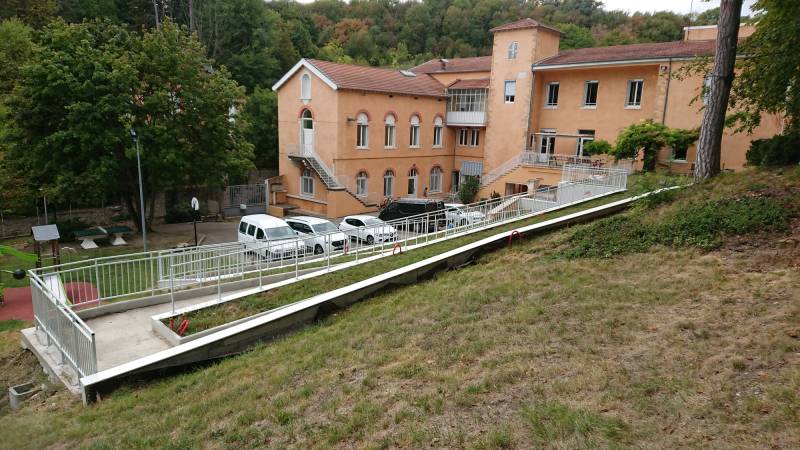 Installation d'une rampe d'accès handicapé à la maison d'accueil pour sans abris AcOLADE Marie Dominique à Vernaison
