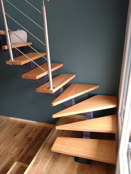 Création d'un escalier 2 quart tournant en limon acier avec marches en bois et rampe inox à Francheville proche de Lyon