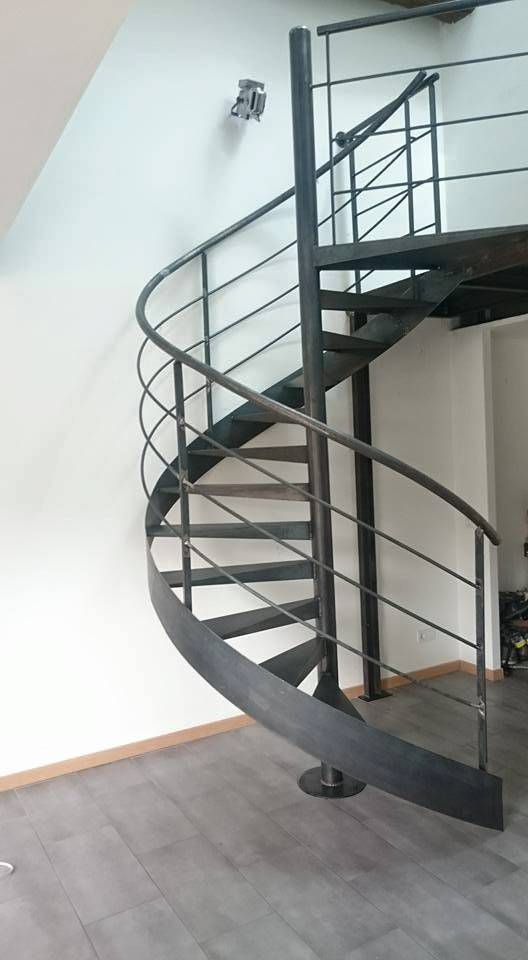 Création d'escalier tournant en acier dans une maison à Givors 