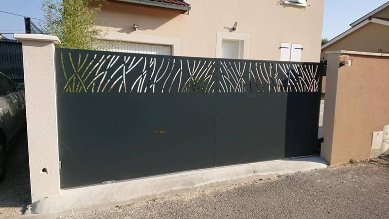 Réalisation et pose d'un portail coulissant moderne avec découpe laser à Givors (69)