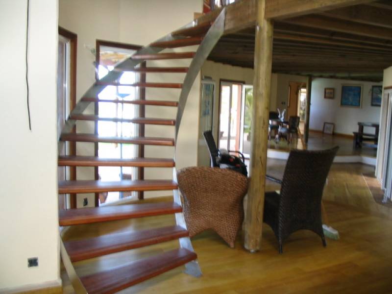 Escalier en inox avec marches en bois pour mezzanine dans une maison dans l'ouest lyonnais