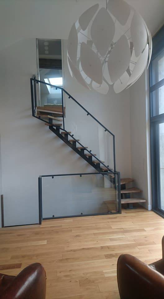 escalier en acier avec rampe en verre sur mesure 