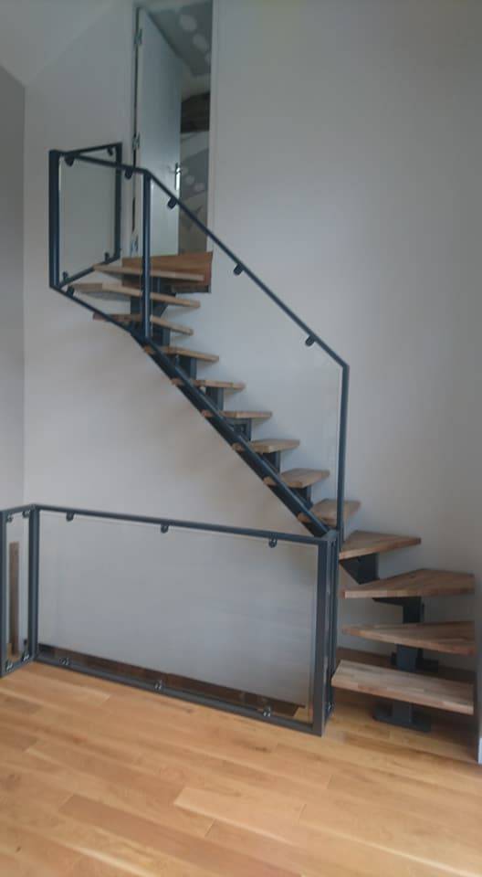 escalier en acier avec rampe en verre sur mesure 