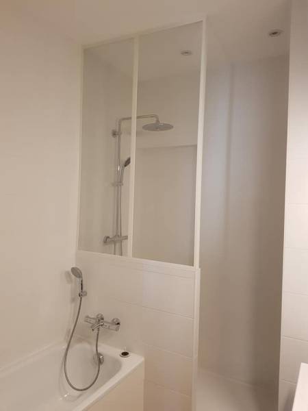 Fabrication de verrière en métal blanc pour salle de bain par une ferronnerie professionnelle à Saint-Genis-Laval