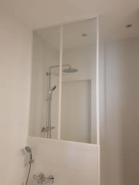 Fabrication de verrière en métal blanc pour salle de bain par une ferronnerie professionnelle à Saint-Genis-Laval