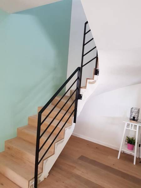 Rampe d'escalier en métal noir simple et pas cher à Sainte-Foy-lès-Lyon