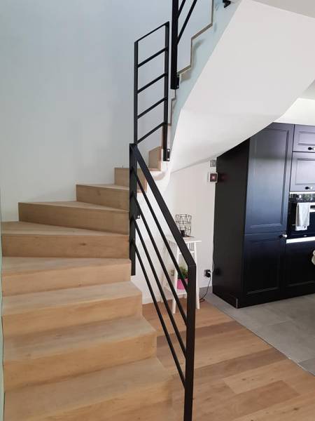 Rampe d'escalier en métal noir sur-mesure à Sainte-Foy-lès-Lyon