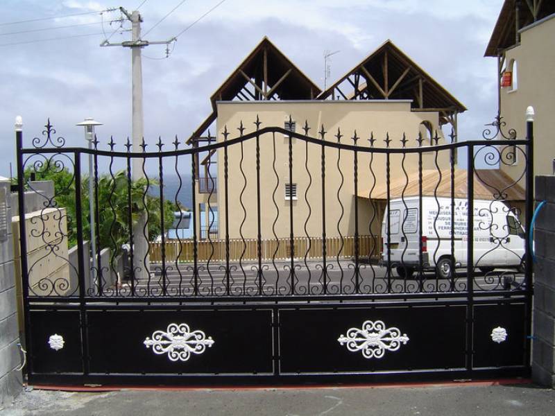 Prix d'un portail motorisé sur-mesure en acier ou aluminium pour propriétés sécurisées