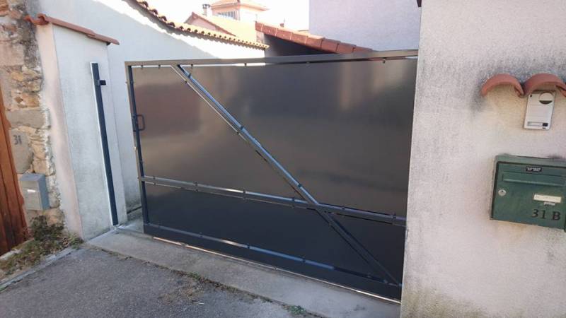 Portail coulissant sur-mesure grandes dimensions en métal avec motorisation à Brignais près de Lyon