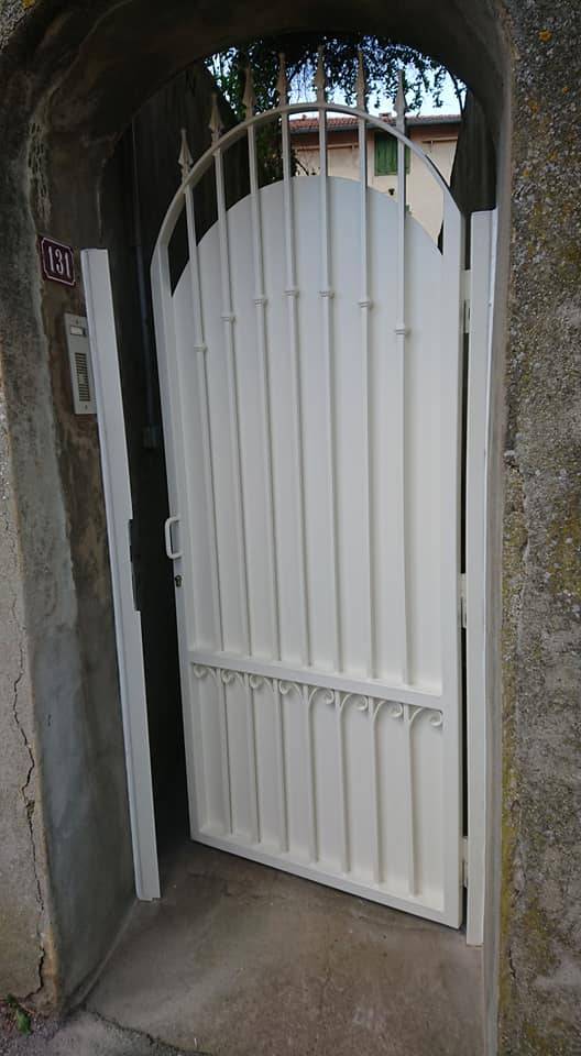 portillon plein en métal blanc pour entrée d'une maison