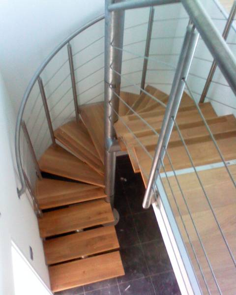 Petit escalier en bois à Givors