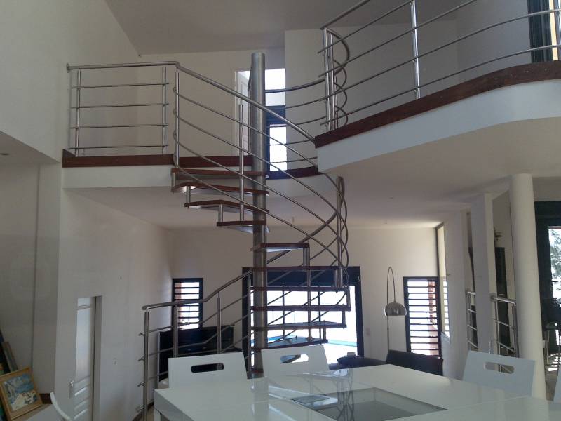 Grand escalier design pour mezzanine avec garde corps réalisé à Sainte-Foy-lès-Lyon