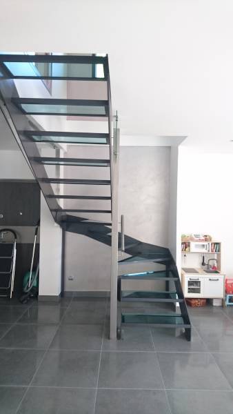 Escalier acier vitre villa Monts d'or