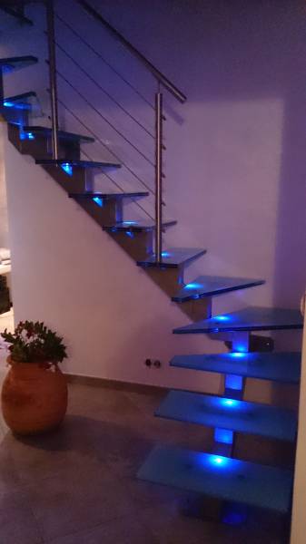 Devis pour escaliers sur mesure en inox avec led bleues sous les marches dans une maison à Givors