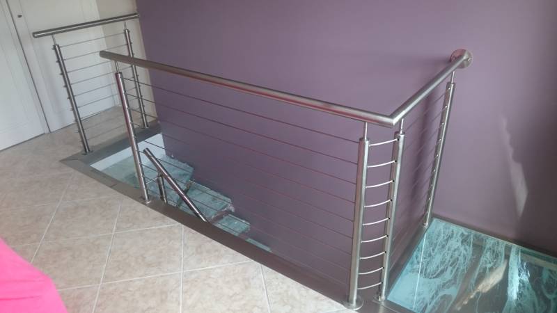 Fabricant d'escalier avec garde corps en inox et marches en verre lumineuses à Sainte-Foy-lès-Lyon