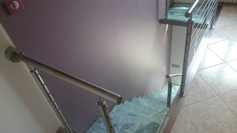 Fabricant d'escalier avec garde corps en inox et marches en verre lumineuses à Sainte-Foy-lès-Lyon