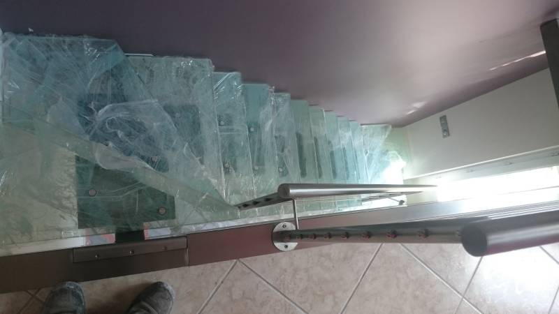 Fabricant d'escalier avec garde corps en inox et marches en verre lumineuses à Sainte-Foy-lès-Lyon