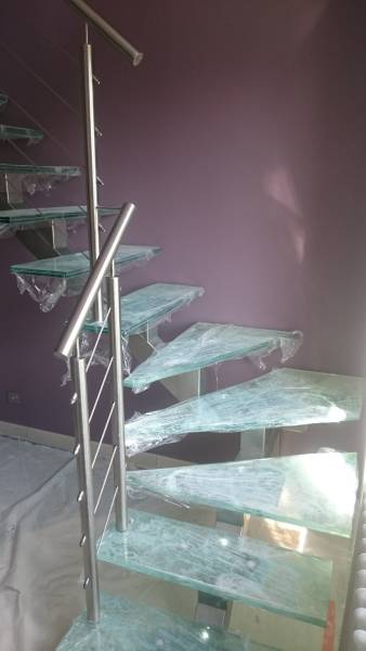 Fabricant d'escalier avec garde corps en inox et marches en verre lumineuses à Sainte-Foy-lès-Lyon