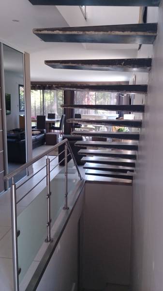 Escalier en acier avec marches design et originales sur mesure