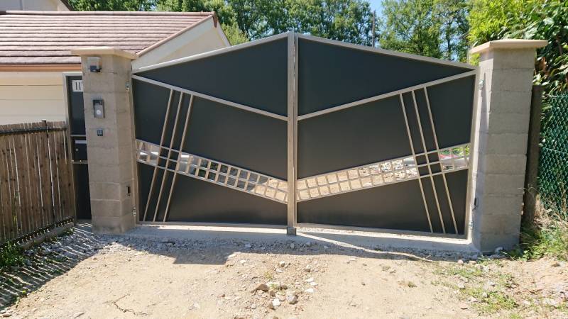 Portail à battants en inox avec motorisation et visiophone