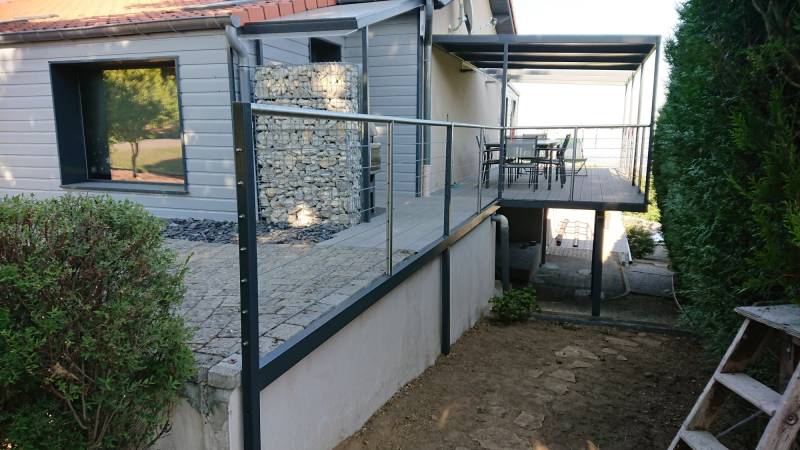 Pose de garde-corps inox sur une terrasse suspendue avec pergola à Givors