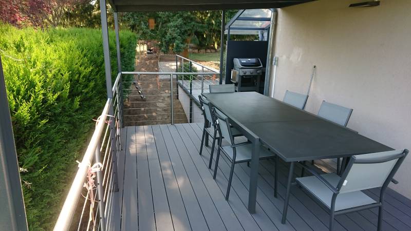Pose de garde-corps inox sur une terrasse suspendue avec pergola à Givors