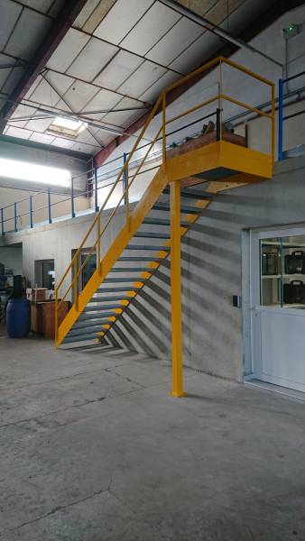 Conception d'un escalier industriel intérieur sur-mesure pour un entrepôt
