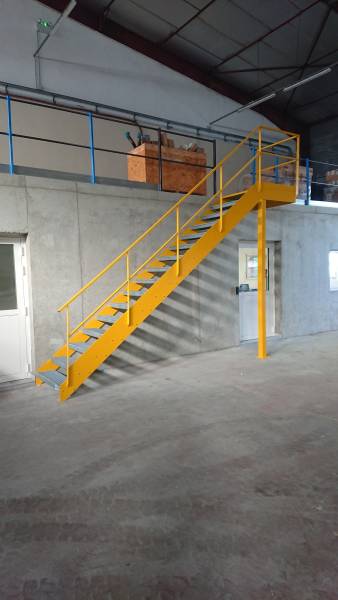 Conception d'un escalier industriel intérieur sur-mesure pour un professionnel