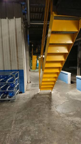 vue du dessous - escalier industriel intérieur sur-mesure pour un entrepôt professionnel