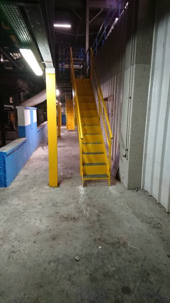 création et installation d'un escalier industriel intérieur sur-mesure pour un entrepôt