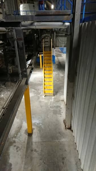 pose d'un escalier industriel intérieur sur-mesure pour un entrepôt