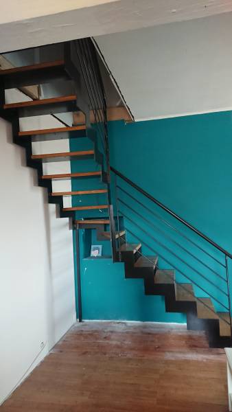 escalier double limon en acier avec marches en bois 