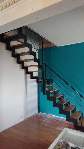 Escalier double limon en crémaillère, en inox et avec marche en bois à Saint-Genis-Laval et Brignais