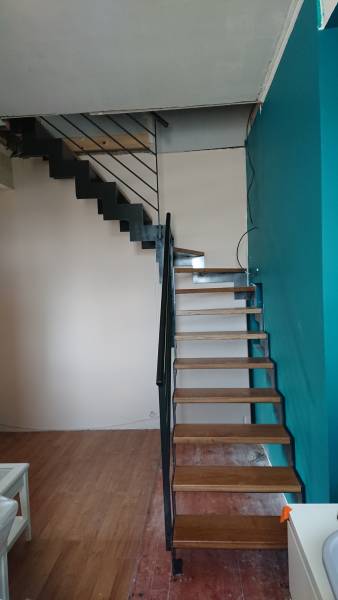 Escalier double limon en crémaillère, en inox et avec marche en bois à Saint-Genis-Laval et Brignais