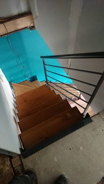 Escalier double limon en crémaillère, en inox et avec marche en bois à Saint-Genis-Laval et Brignais