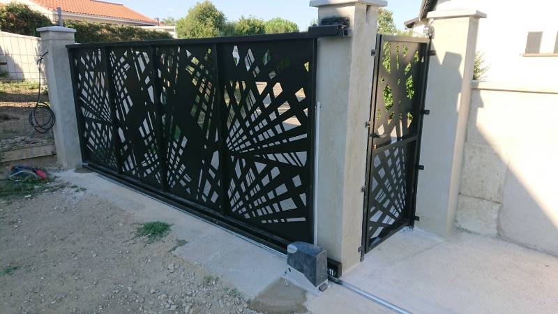 Portail coulissant avec portillon en tôle laser avec motorisation et visiophone à Saint-Genis-Laval