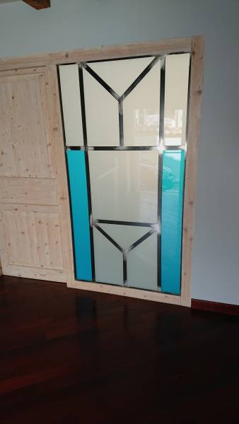 Conception de garde-corps avec verrière à motif laser dans une maison à Grigny près de Lyon