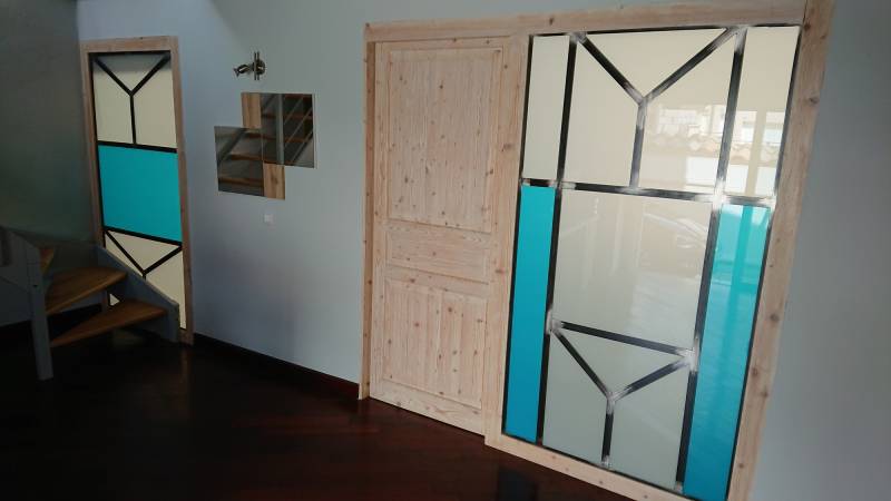 Conception de garde-corps avec verrière à motif laser dans une maison à Grigny près de Lyon
