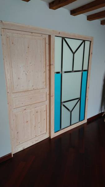 Conception de garde-corps avec verrière à motif laser dans une maison à Grigny près de Lyon