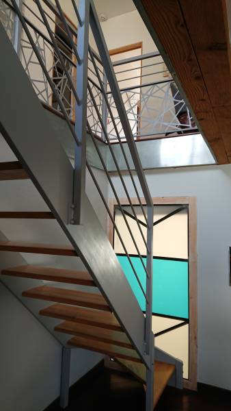 Conception de garde-corps avec verrière à motif laser dans une maison à Grigny près de Lyon
