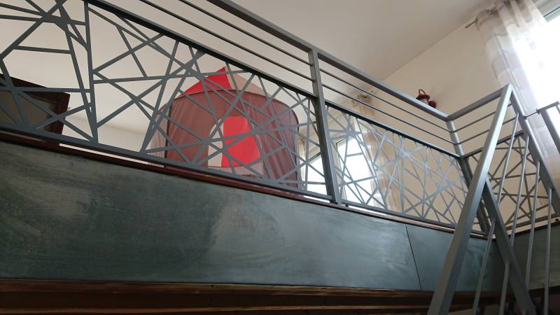 Conception de garde-corps avec verrière à motif laser dans une maison à Grigny près de Lyon