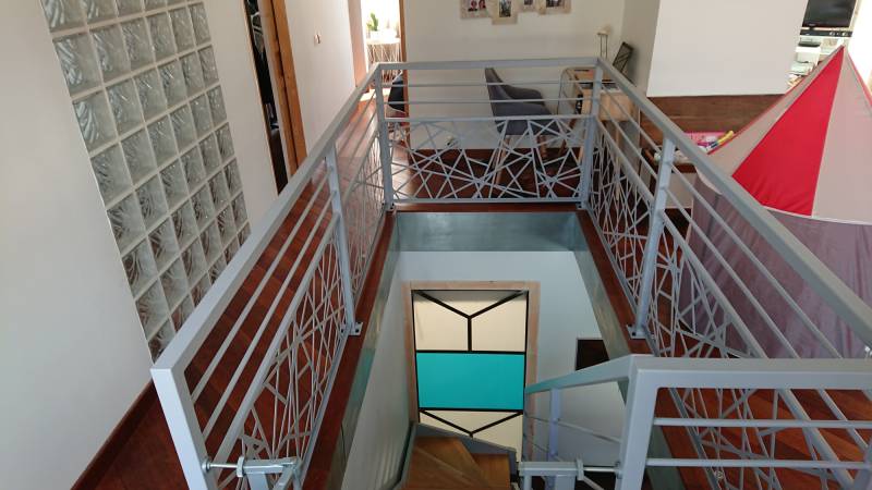 Conception de garde-corps avec verrière à motif laser dans une maison à Grigny près de Lyon