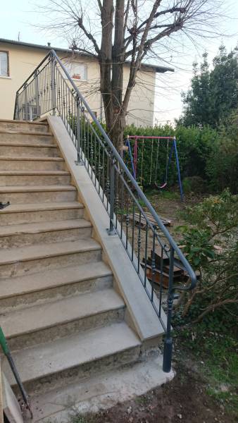 Ferronnerie pour garde-corps en acier d'un escalier extérieur à Bron, près de Saint-Priest