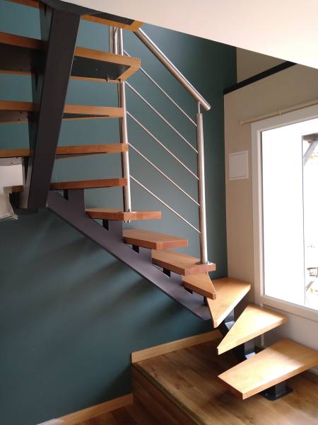 Création d'un escalier 2 quart tournant en limon acier avec marches en bois et rampe inox à Francheville proche de Lyon