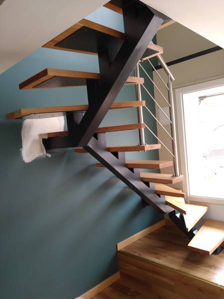 Création d'un escalier 2 quart tournant en limon acier avec marches en bois et rampe inox à Francheville proche de Lyon