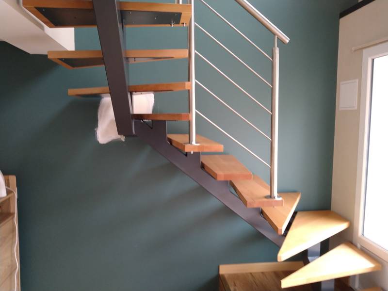Création d'un escalier 2 quart tournant en limon acier avec marches en bois et rampe inox à Francheville proche de Lyon