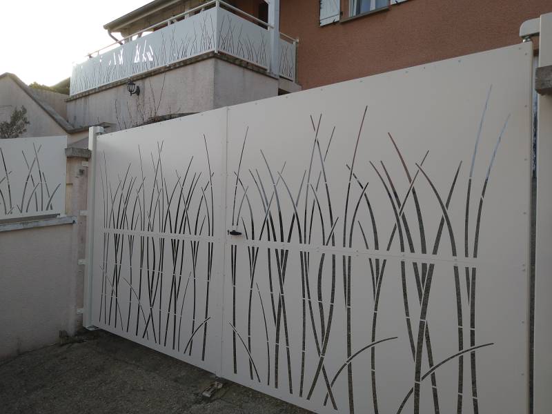 Fabrication en découpe laser et pose d'un portail avec portillon, clôture et garde corps à Vourles près de Lyon