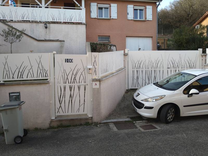 Fabrication en découpe laser et pose d'un portail avec portillon, clôture et garde corps à Givors près de Lyon