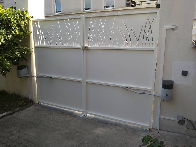 installation d'un portail à 2 battants métal avec motorisation à Lyon 8